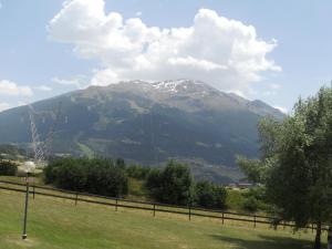 Vista generica sulle montagne o vista sulle montagne dall'interno dell'appartamento