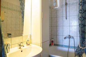 A bathroom at Utopicon Még 37 kép