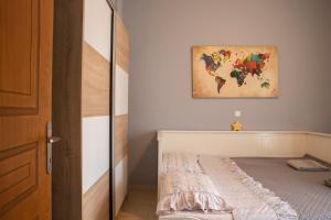 A bed or beds in a room at Utopicon