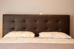 A bed or beds in a room at Utopicon