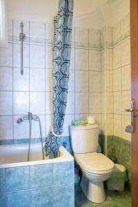 A bathroom at Utopicon