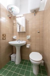 een badkamer met een wastafel en een toilet bij Monolocale ingresso indipendente con corte esclusiva in Montemarciano
