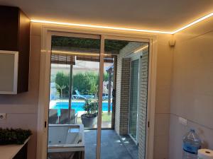 Bazén v ubytovaní Villa lujosa con spa, piscina y sala de juegos PRIVADOS alebo v jeho blízkosti