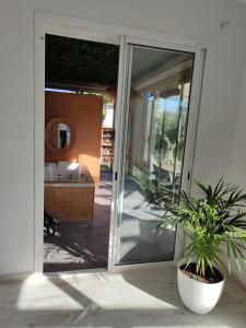 Balkón alebo terasa v ubytovaní Villa lujosa con spa, piscina y sala de juegos PRIVADOS