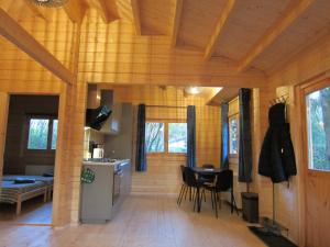 TV a/nebo společenská místnost v ubytování HderH - Eco Lodge op vakantiepark De IJsvogel, zwembaden, kids fun, natuur en rust