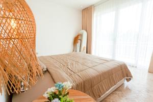 - une chambre avec un lit et une grande fenêtre dans l'établissement Cozy and nice 3 bedroom villa, Snow villa, à Dalung