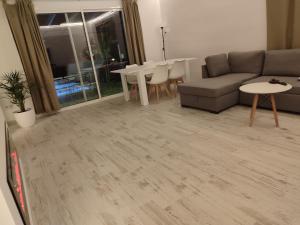 Posedenie v ubytovaní Villa lujosa con spa, piscina y sala de juegos PRIVADOS