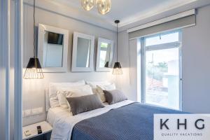 Un dormitorio con una cama con dos lámparas y una ventana. en LITTLE PALACE! +car offer, en Argostoli 17 fotos más