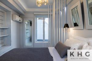 Una sala de estar con un sofá blanco y una ventana. en LITTLE PALACE! +car offer, en Argostoli