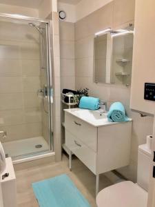 een badkamer met een douche, een wastafel en een toilet bij Le Brusc. Design, Parking, Wifi & Double Vue! in Six-Fours-les-Plages