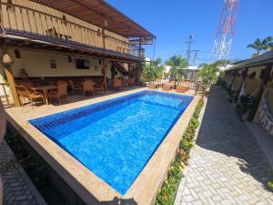 בריכת השחייה שנמצאת ב-Pousada Lua Nova Pipa Chales com Hidromassagem e Jacuzzi או באזור