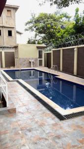 una piscina in mezzo a un cortile di B&B Homes sleep over a Kampala