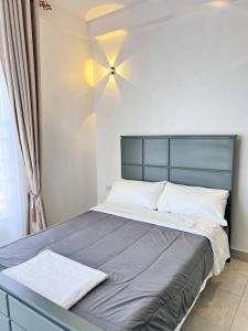 un letto con testiera blu in una camera da letto di B&B Homes sleep over a Kampala