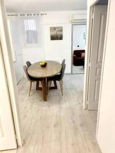 a dining room table and chairs in a room at Cœur de Cannes in Cannes