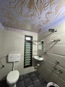 Munroe IslandSANTA MARIA HOSTEL MUNROE ISLAND的带马桶和水槽的浴室 更多37张照片