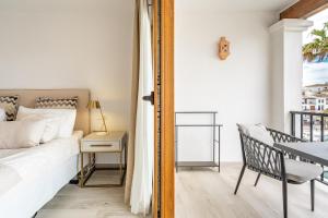 Posteľ alebo postele v izbe v ubytovaní 2 Penthouse Duquesa Marina Manilva Andalucia Spanien