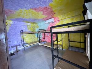 SANTA MARIA HOSTEL MUNROE ISLAND客房内的一张或多张床位