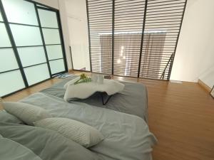 Una cama o camas en una habitación de Empire City near 1 Utama, IKEA, The Curve