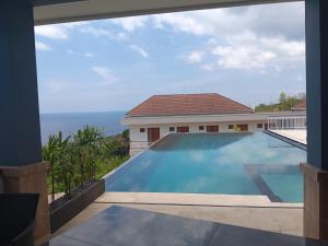 Bazén v ubytování Jukung Dive Resort Bali PENIDA nebo v jeho okolí