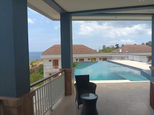 Bazén v ubytování Jukung Dive Resort Bali PENIDA nebo v jeho okolí