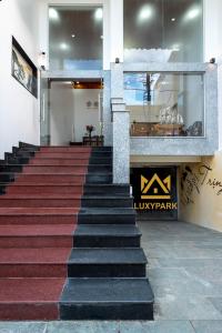 una escalera en un edificio con alfombra roja en Luxy Park Hotel & Residences - Phu Quoc City Centre, en Phu Quoc