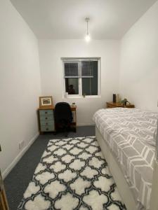 sypialnia z łóżkiem, biurkiem i oknem w obiekcie Hallam Homestyle relocators and contractors w mieście Walkly