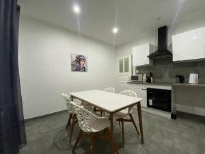 - une cuisine avec une table et des chaises dans la chambre dans l'établissement Le confort d'un appartement, à Schiltigheim