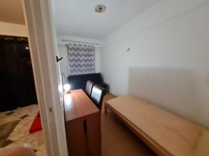 um pequeno quarto com uma mesa e uma cadeira em Appartement central et au calme em Nice