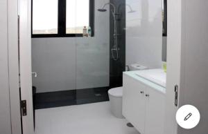 Et badeværelse på Central Rooms Lagos