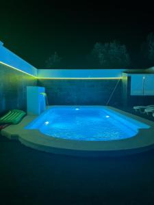 una piscina in un cortile posteriore di notte di Casa Rural La Granja de Torrehermosa a Granja de Torrehermosa