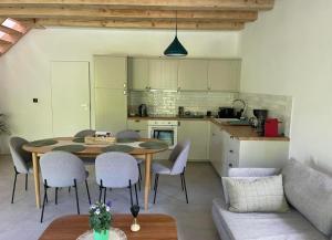 eine Küche und ein Esszimmer mit einem Tisch und Stühlen in der Unterkunft Helenowa Polana in Stary Gieraltow