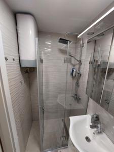 W łazience znajduje się prysznic i umywalka. w obiekcie Apartman Aura Prijedor w mieście Prijedor