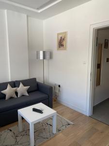 ein Wohnzimmer mit einem Sofa und einem Tisch in der Unterkunft Apartman PORTO in Trebinje