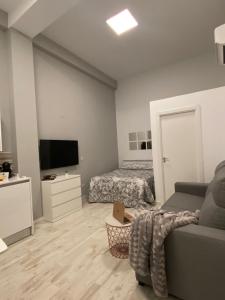 sala de estar con sofá y cama en Apartamento SAGESA, en Salamanca