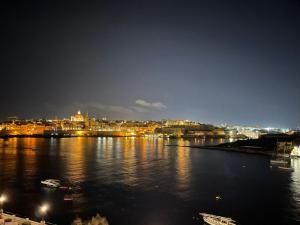 Foto de la galería de Seafront Apartment with Valletta Views & Manuel Island - Sliema best location en Sliema
