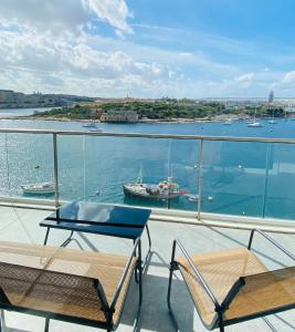 Foto de la galería de Seafront Apartment with Valletta Views & Manuel Island - Sliema best location en Sliema