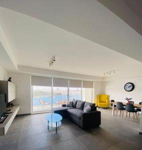 Foto de la galería de Seafront Apartment with Valletta Views & Manuel Island - Sliema best location en Sliema