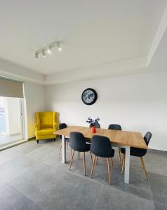 Foto de la galería de Seafront Apartment with Valletta Views & Manuel Island - Sliema best location en Sliema 6 fotos más