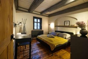 a bedroom with a bed and a desk in it at Renaissance-Fachwerkhaus in Torgau
