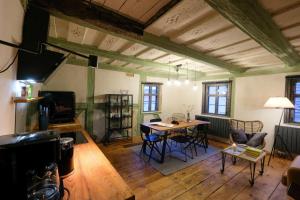 een woonkamer met een tafel en stoelen. bij Renaissance-Fachwerkhaus in Torgau