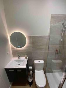 a bathroom with a toilet and a sink and a shower at Logement entier-Clim-100%équipé-Hypercentre-Balcon in Brive-la-Gaillarde