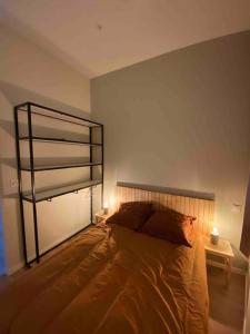 1 dormitorio con 1 cama en una habitación en Logement entier-Clim-100%équipé-Hypercentre-Balcon, en Brive-la-Gaillarde