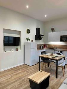 Kuchyň nebo kuchyňský kout v ubytování Logement entier-Clim-100%équipé-Hypercentre-Balcon