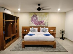 1 dormitorio con 1 cama y ventilador de techo en Beautiful private 3 bedroom villa with pool and gym en Rawai Beach