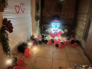 a snow man with a top hat and a bunch of balloons at Spa La k abane in Blandin
