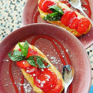 due piatti di cibo con sopra fragole di Hôtel La Croisette & Restaurant Bistrot Gantier en centre ville a Royan