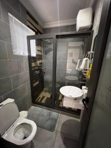 Bathroom sa Karjel Homes Apartments