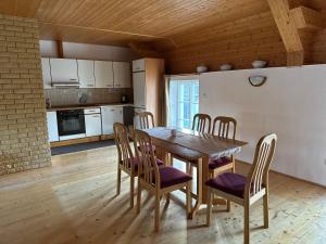 cocina y comedor con mesa de madera y sillas en Apartment Dehtáře, en Dehtáře