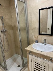 y baño con ducha y lavamanos. en Casa André - 3 Bedroom Roda Golf apartment nearby entrance and clubhouse, en Roda