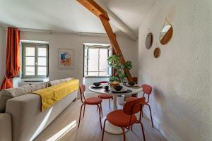 Posezení v ubytování Au cœur de l'Effervescence Terracotta - Une Nuit à Nîmes